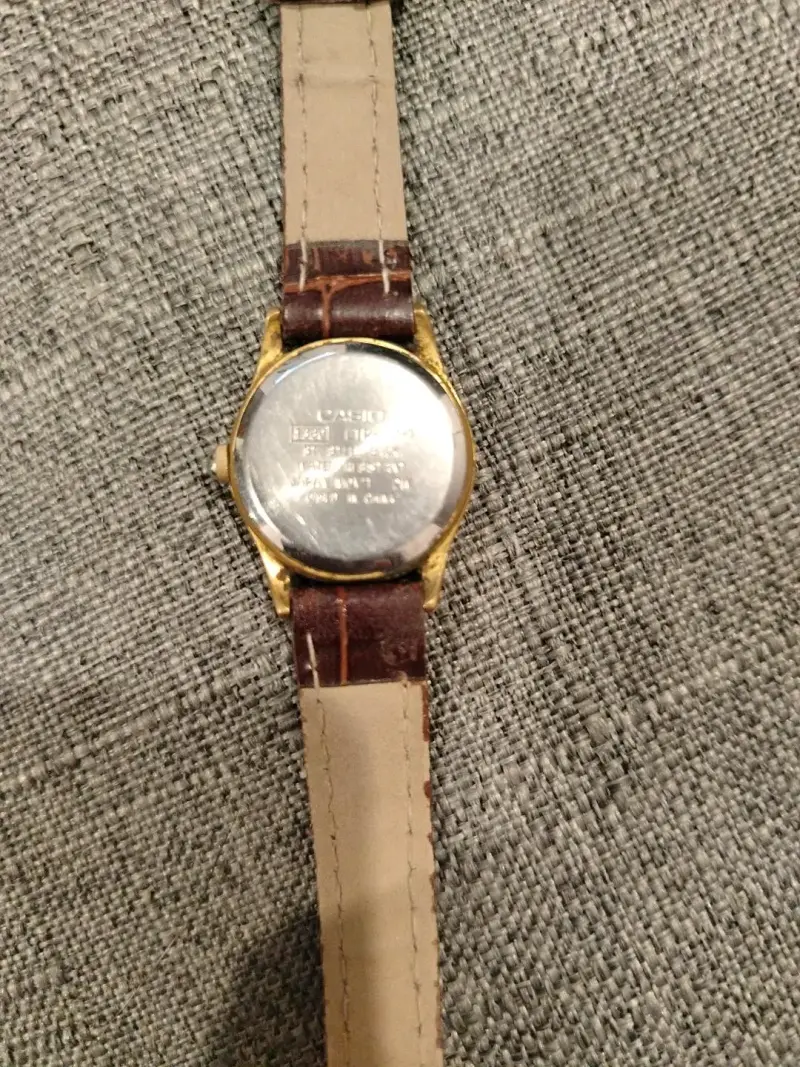 Reloj Casio Vintage con Correa de Cuero Marrón - 2