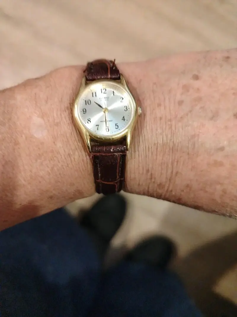 Reloj Casio Vintage con Correa de Cuero Marrón - 3