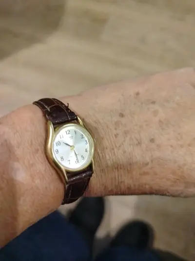 Reloj Casio Vintage con Correa de Cuero Marrón - miniatura 5