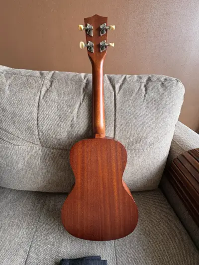 Ukulele de madera Makala con funda - miniatura 1