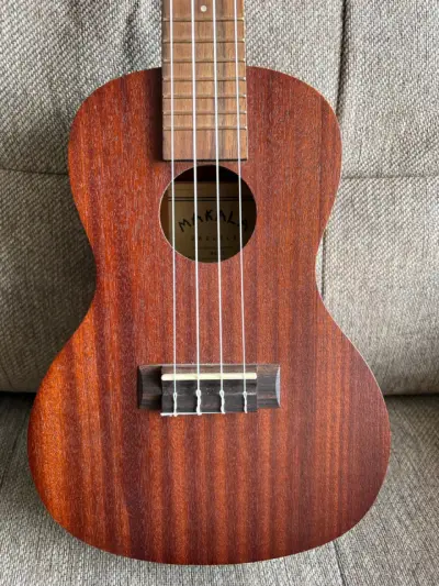 Ukulele de madera Makala con funda - miniatura 2