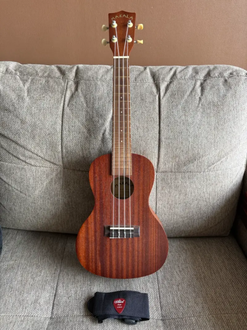 Ukulele de madera Makala con funda - 3