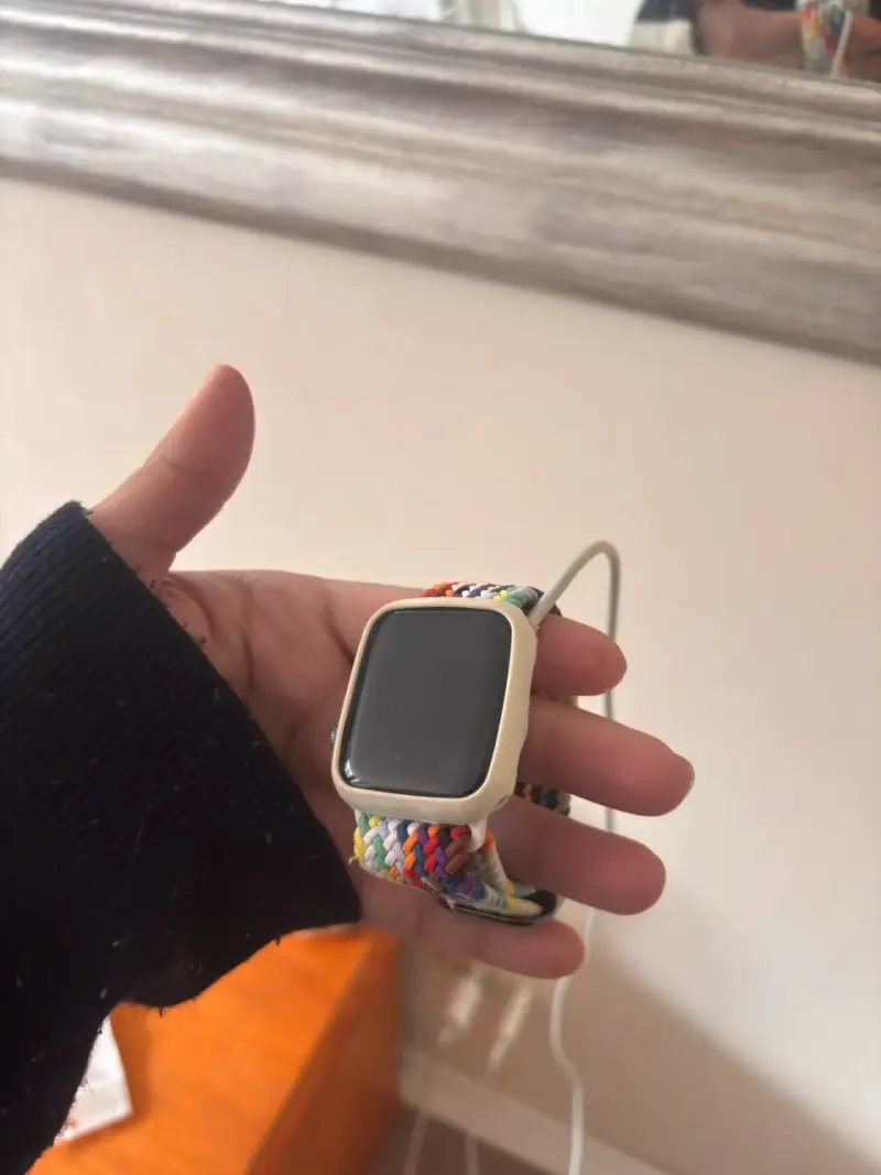 Reloj inteligente con correa trenzada multicolor