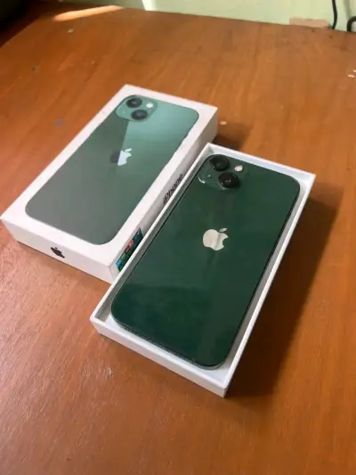 iPhone 13 verde en caja original - miniatura 1