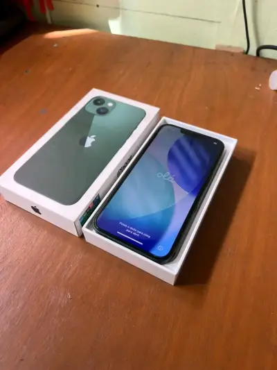 iPhone 13 verde en caja original - miniatura 2