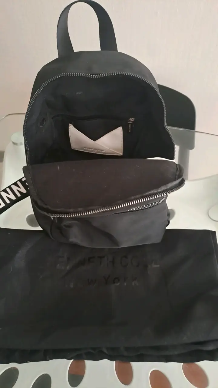 Mochila negra Kenneth Cole con logo - 1
