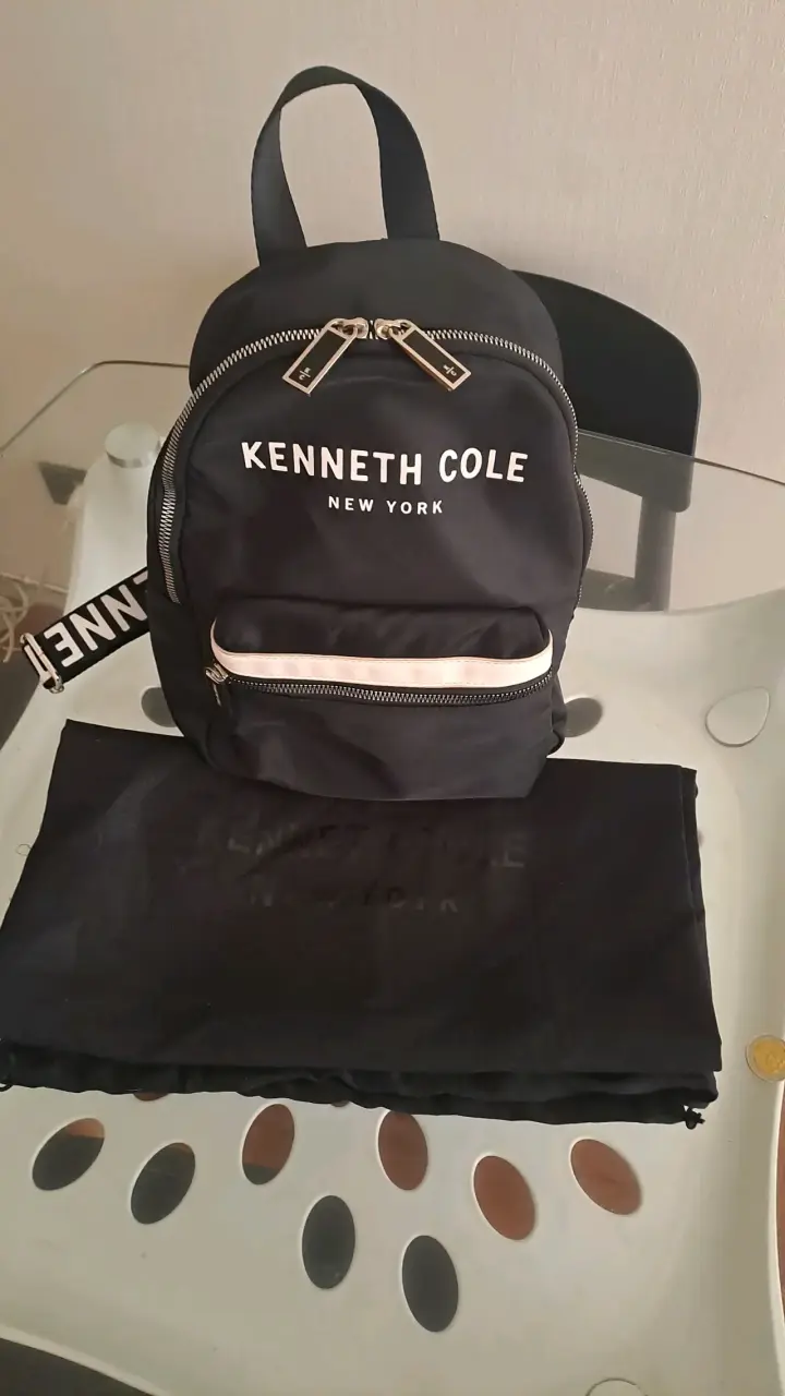 Mochila negra Kenneth Cole con logo - 2