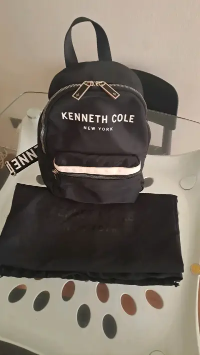 Mochila negra Kenneth Cole con logo - miniatura 2