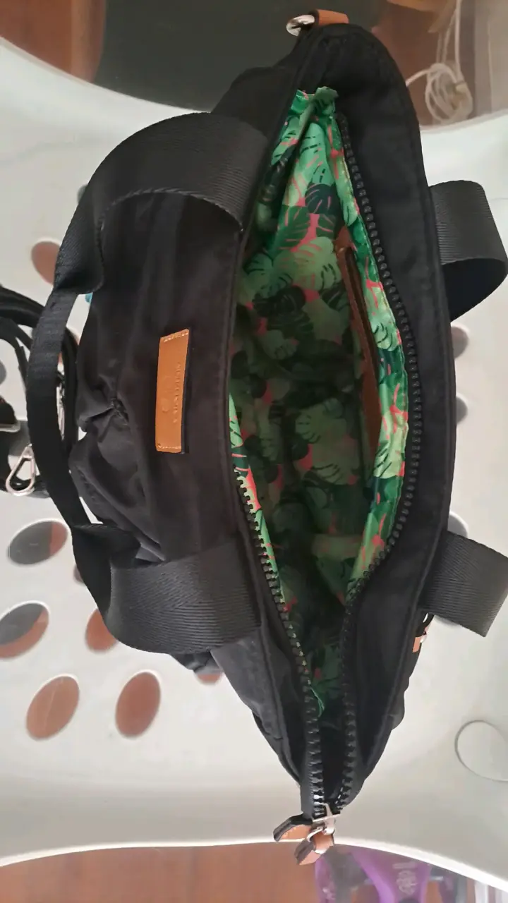 Bolso negro con diseño tropical interior - 1