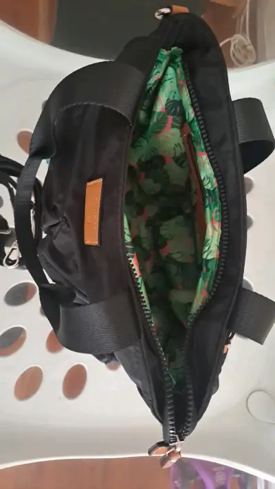 Bolso negro con diseño tropical interior - miniatura 1