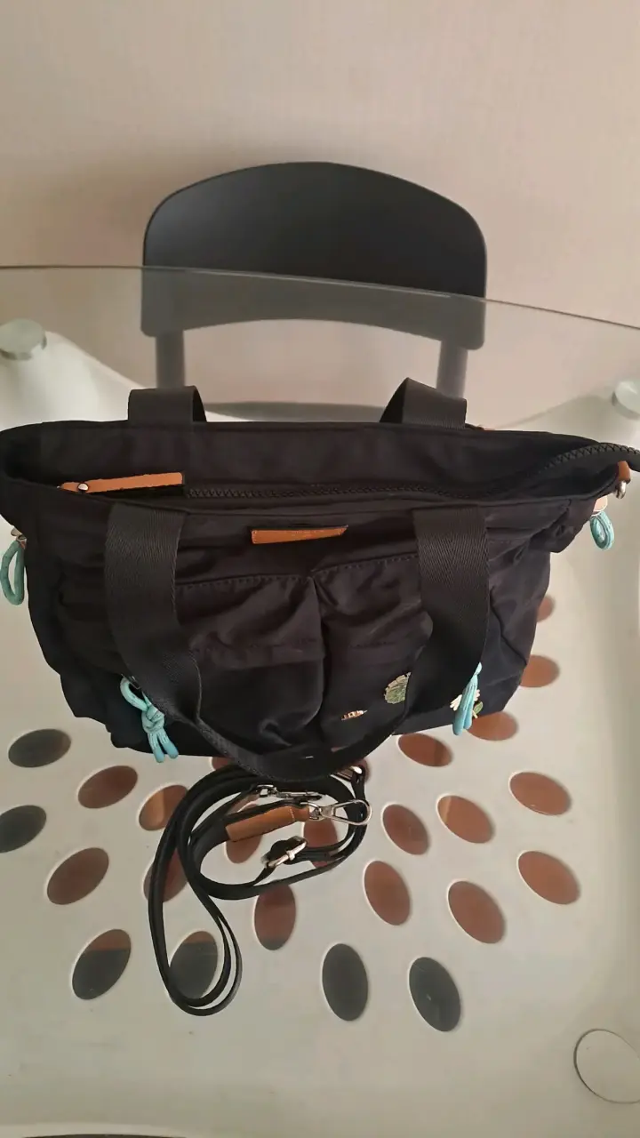 Bolso negro con diseño tropical interior - 2
