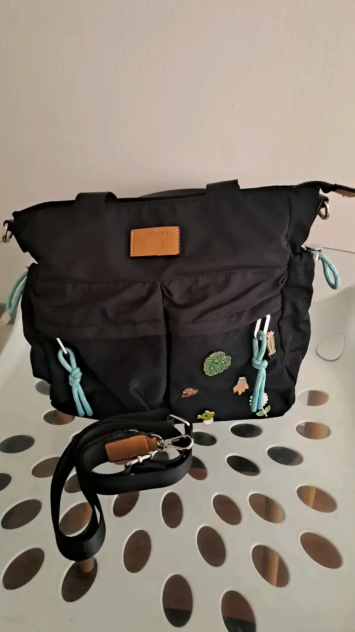 Bolso negro con diseño tropical interior - 3