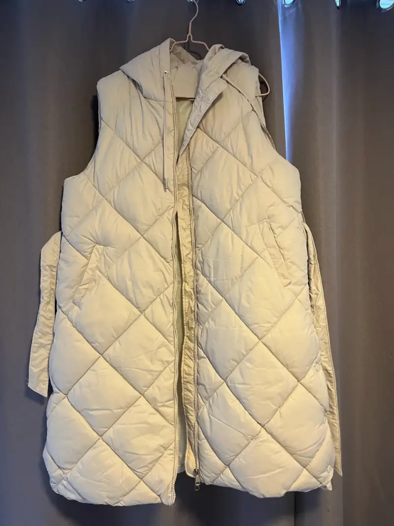 Chaleco acolchado sin mangas beige con capucha - 1