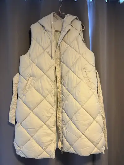 Chaleco acolchado sin mangas beige con capucha - miniatura 1