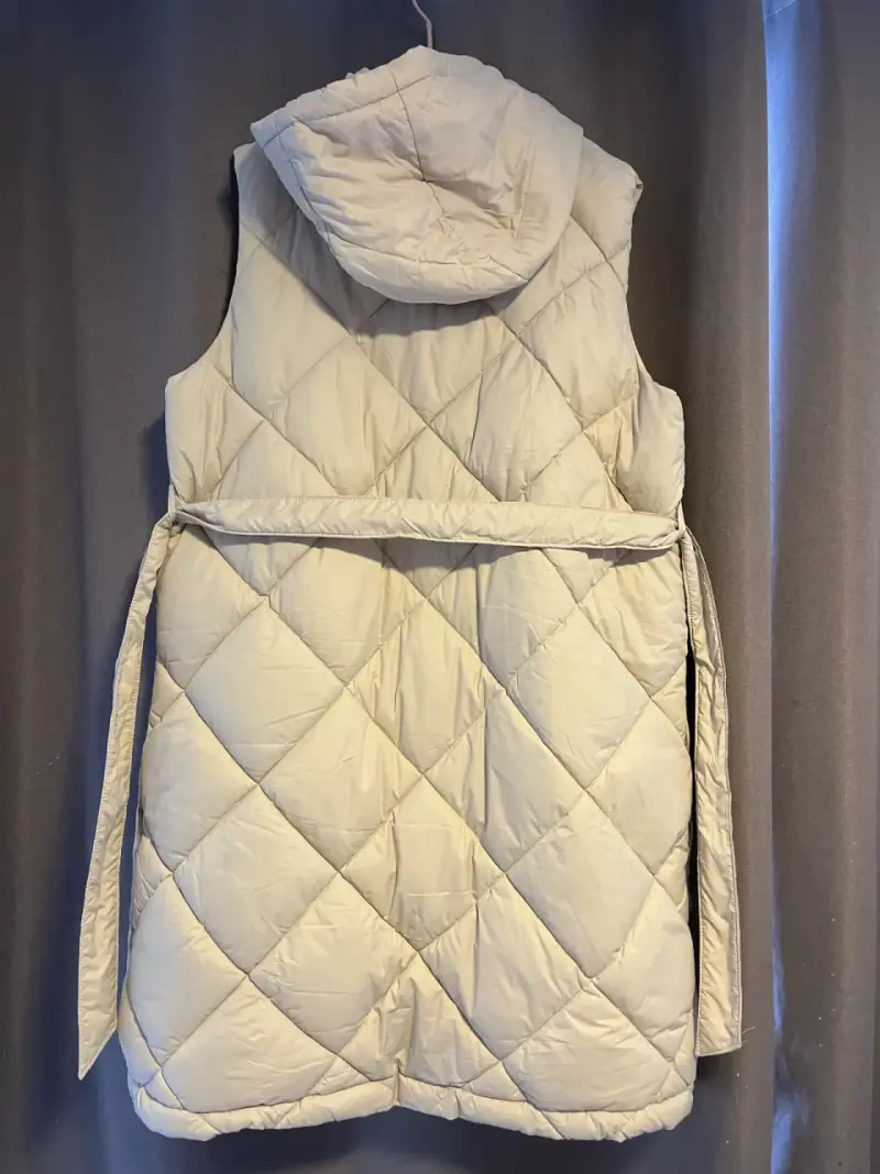Chaleco acolchado sin mangas beige con capucha - 2