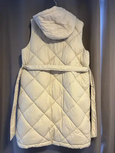 Chaleco acolchado sin mangas beige con capucha - miniatura 2
