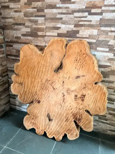 Mesa de centro de madera cruda con borde vivo - miniatura 1