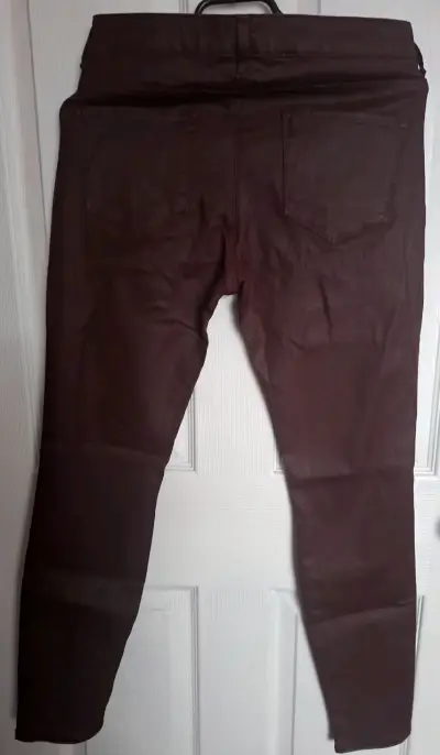 Pantalones de mujer color burdeos - miniatura 2
