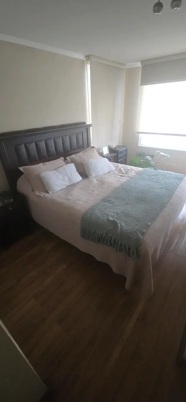 Cama king con cabecera de madera oscura - 1