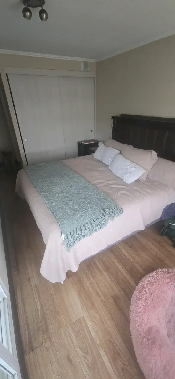 Cama king con cabecera de madera oscura - 2