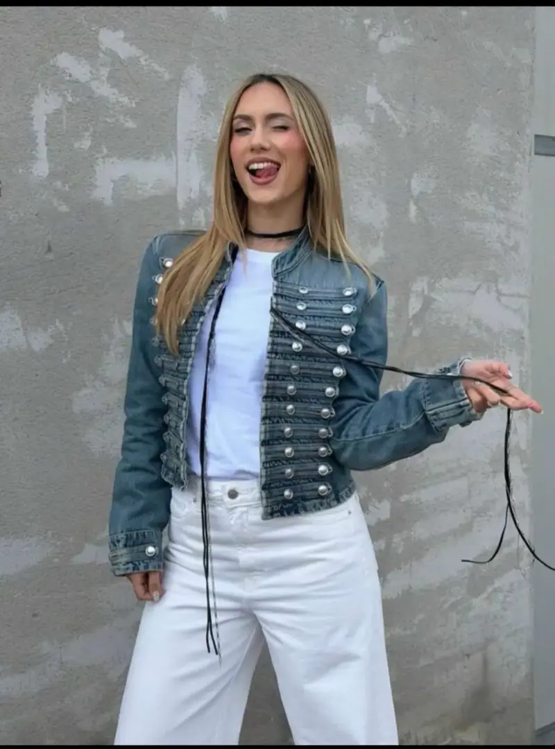 Chaqueta de mezclilla con botones decorativos