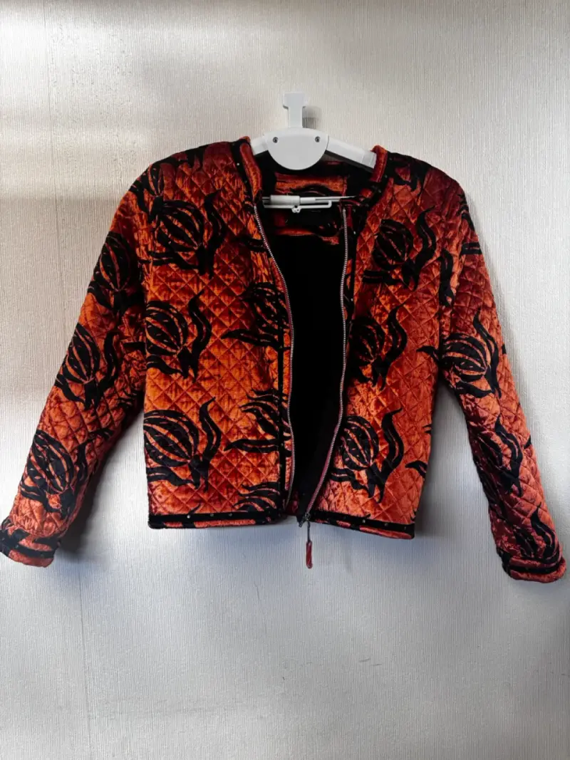Chaqueta acolchada naranja con diseño floral - 2