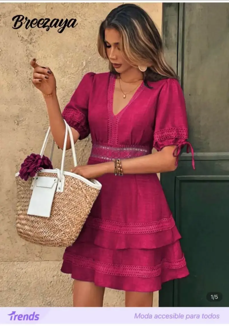 Vestido fucsia con encaje y mangas abullonadas