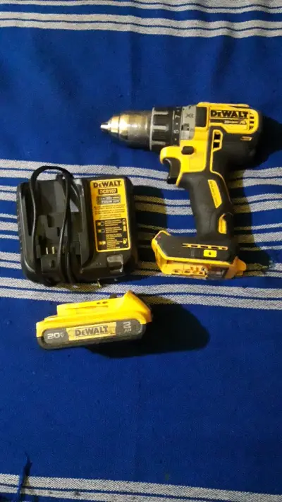 Taladro Inalámbrico DeWalt 20V con Batería y Cargador - miniatura 1