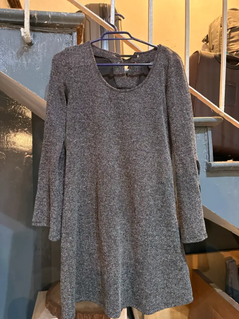 Vestido gris con diseño de manga larga - 1