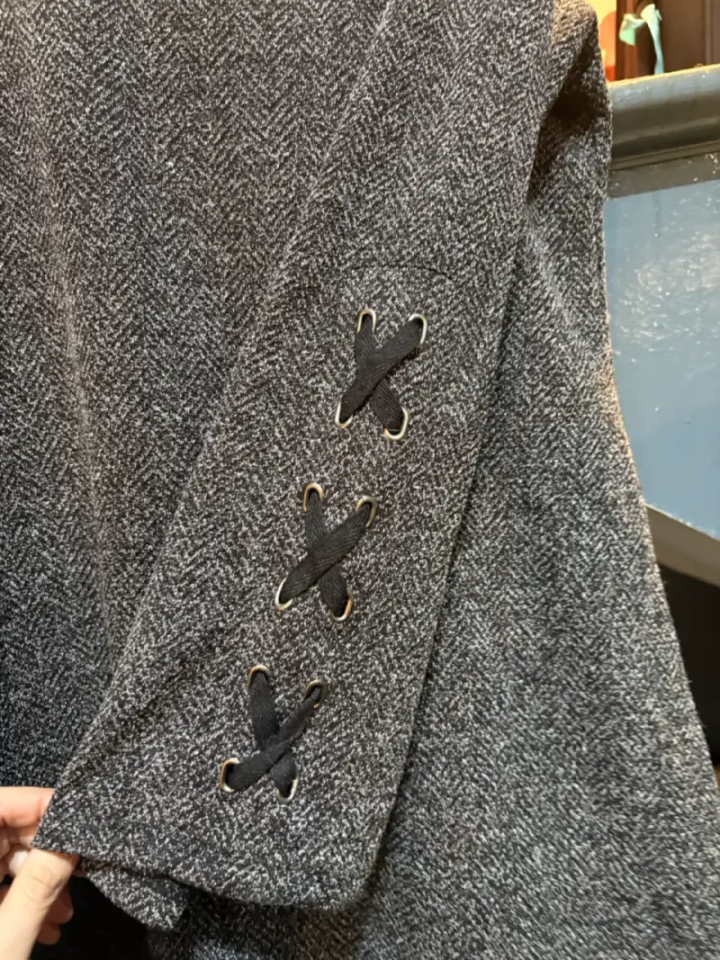Vestido gris con diseño de manga larga - 2