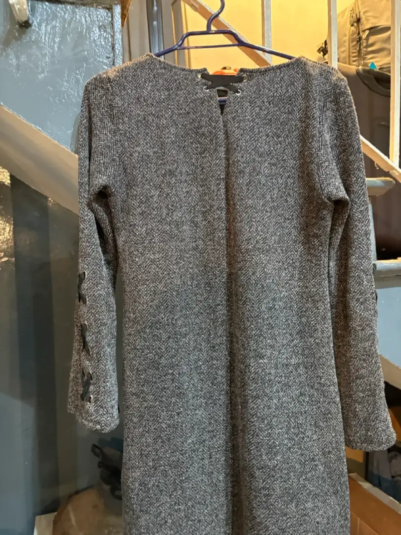 Vestido gris con diseño de manga larga - 3