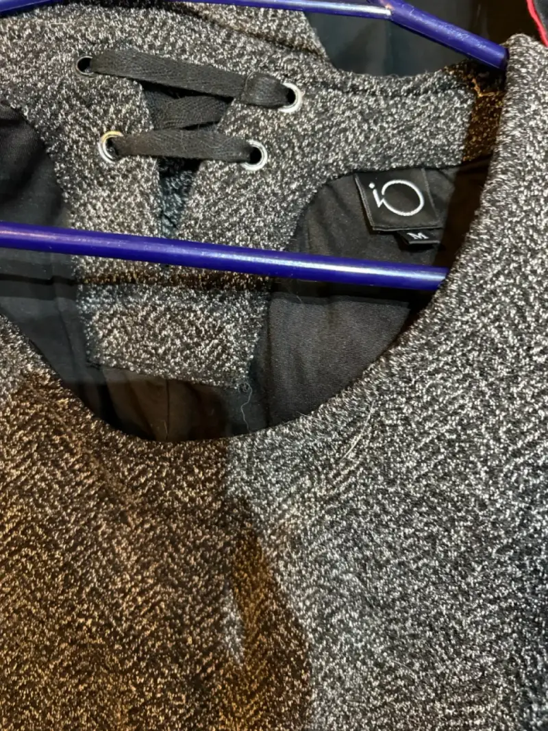 Vestido gris con diseño de manga larga - 4