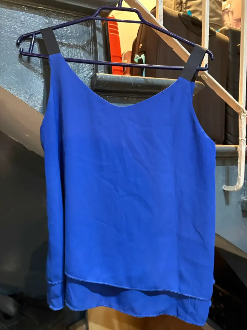 Blusa azul sin mangas para mujer - 2
