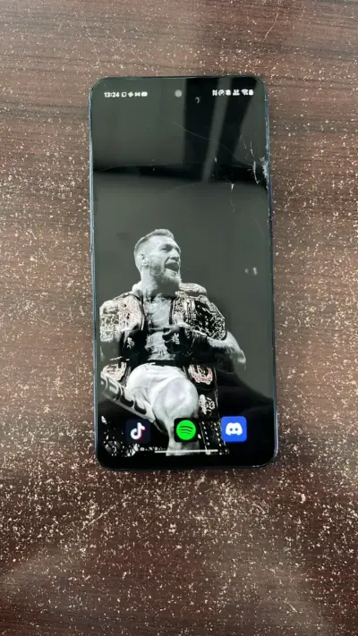 Smartphone Vivo con pantalla dañada - miniatura 1