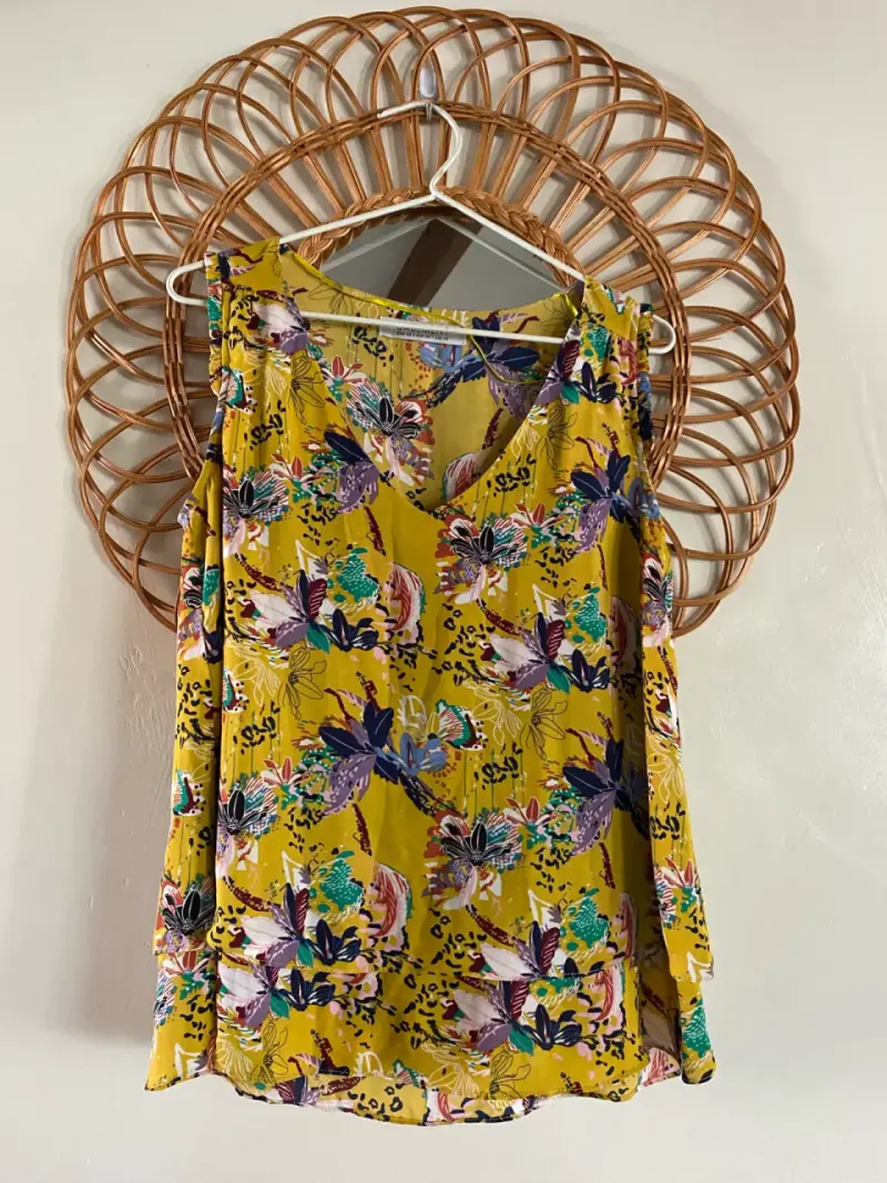 Blusa sin mangas floral amarilla Basement - 1
