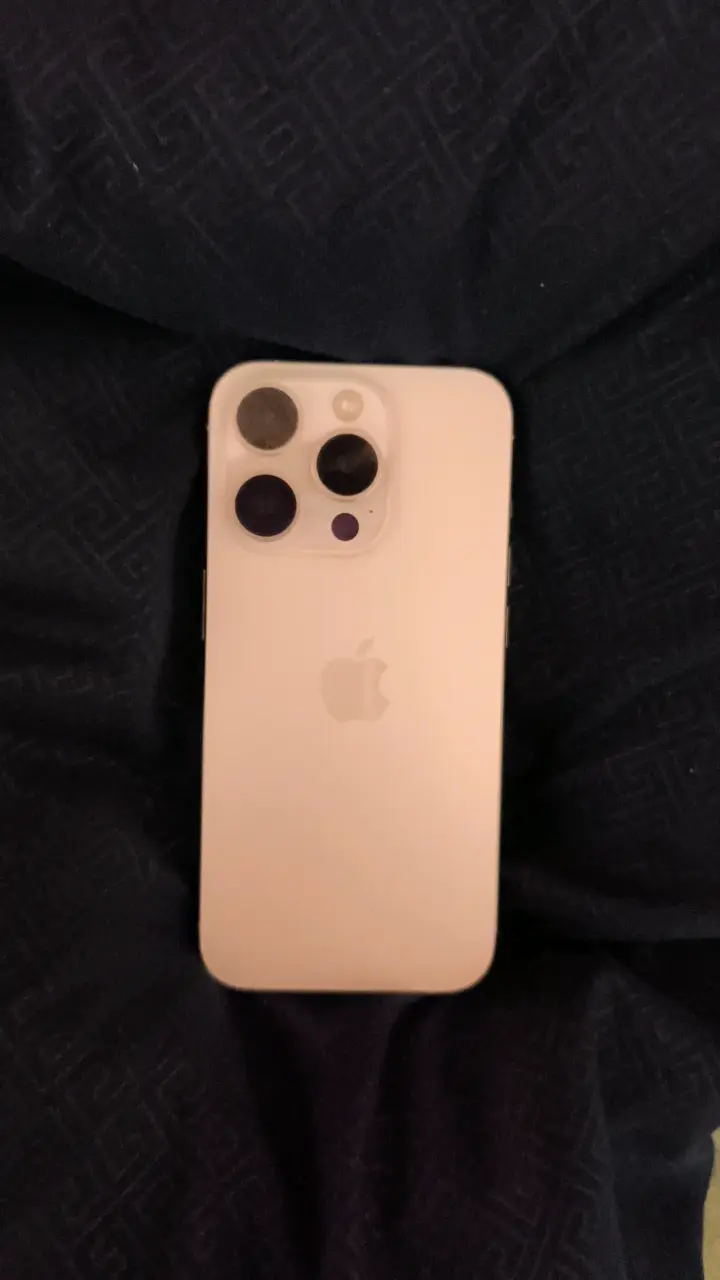 iPhone 15 pro con triple cámara trasera - 1