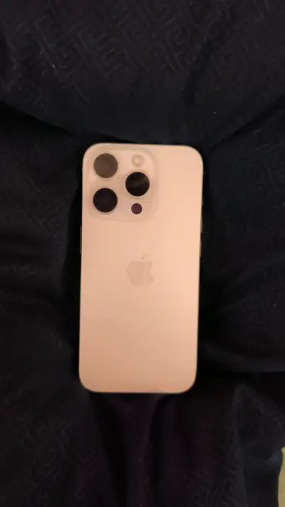 iPhone 15 pro con triple cámara trasera - miniatura 1