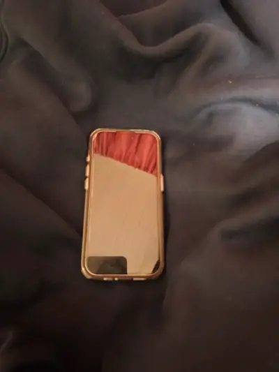 iPhone 15 pro con triple cámara trasera - miniatura 2