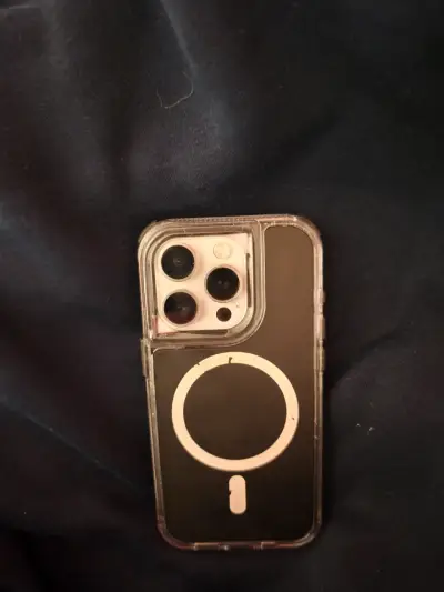 iPhone 15 pro con triple cámara trasera - miniatura 3