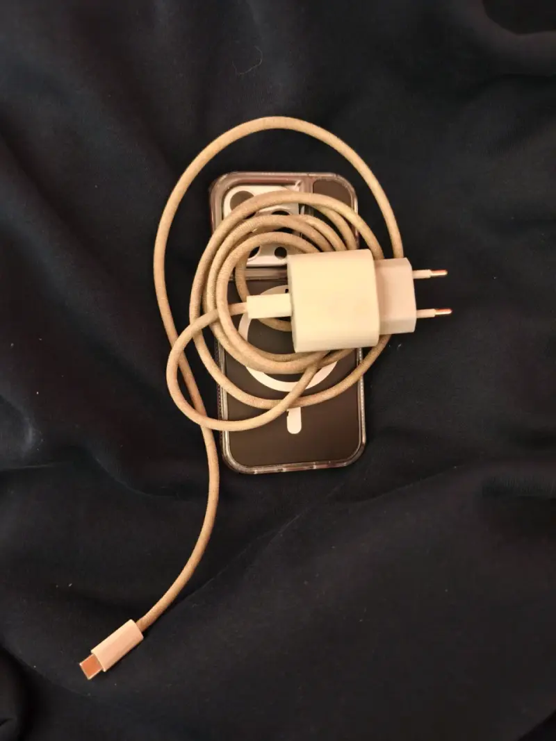 iPhone 15 pro con triple cámara trasera - 5