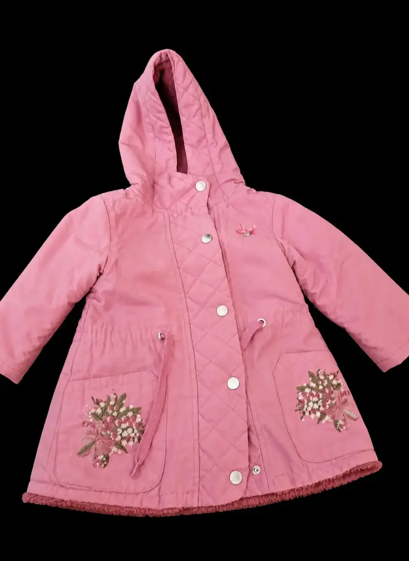 Abrigo rosado para niña con capucha y bordado - 1