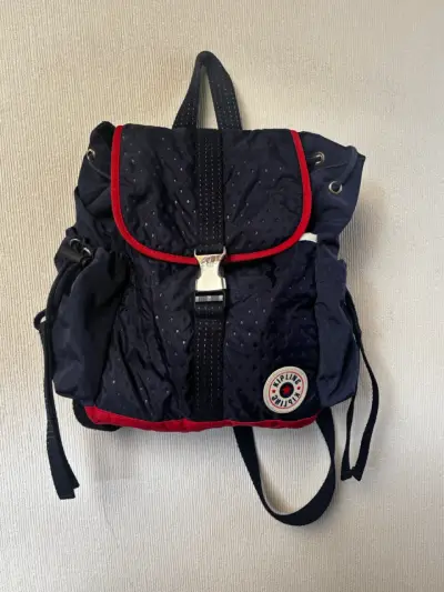 Mochila pequeña Kipling azul con detalles rojos - miniatura 2