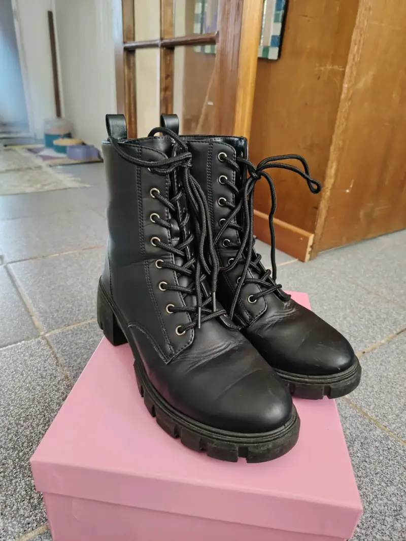 Botas negras de cuero con plataforma - 1