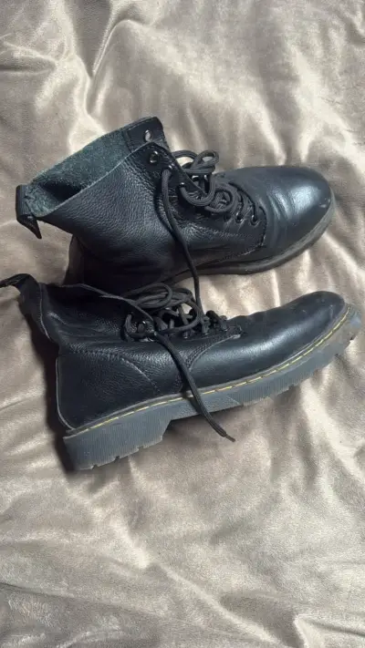 Botas negras de cuero estilo militar - miniatura 1