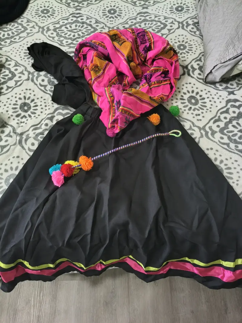 Disfraz de danza tradicional con pompones