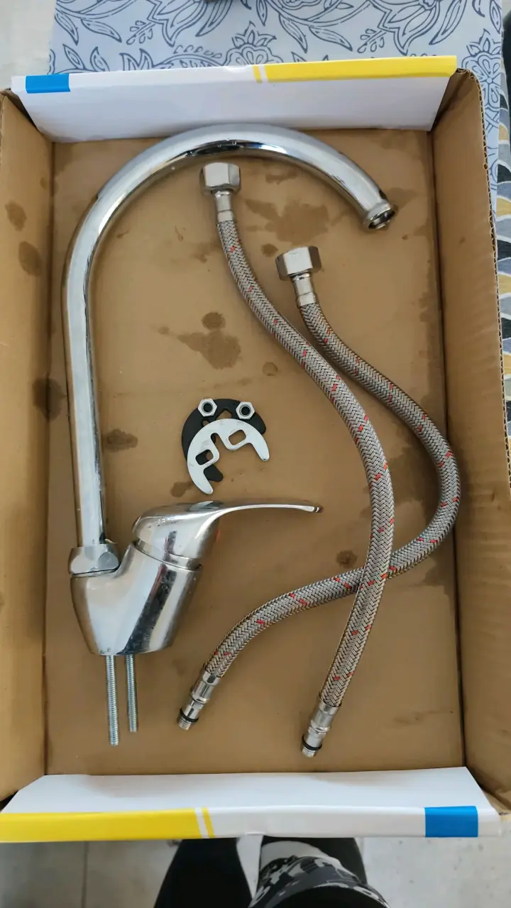 Grifo de cocina cromado con mangueras