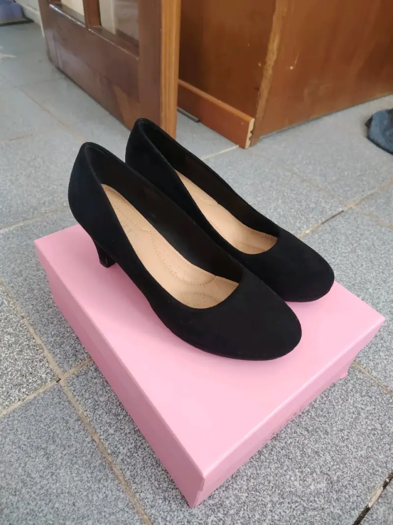 Zapatos de tacón bajo negros elegantes