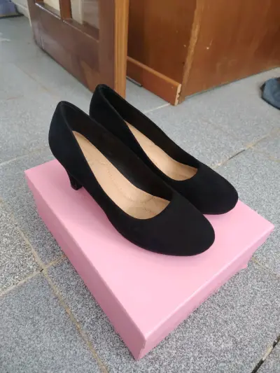 Zapatos de tacón bajo negros elegantes - miniatura 1