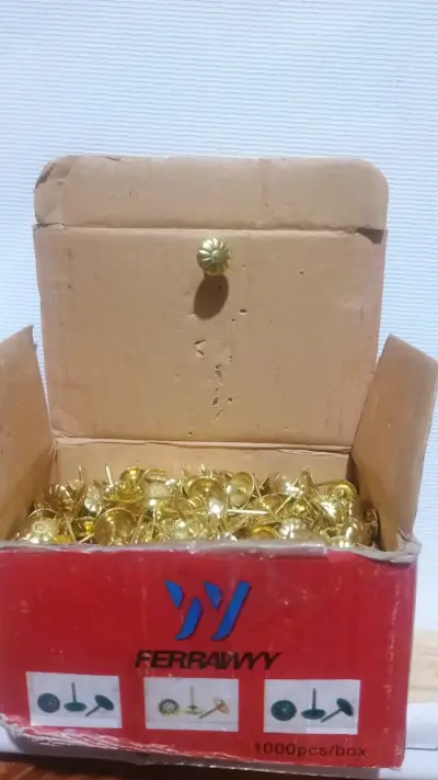Clavos para tapicería Ferrawy dorados - miniatura 2