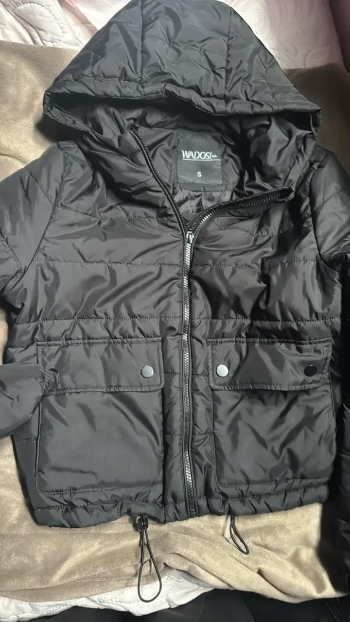 Chaqueta negra con capucha Wados talla S
